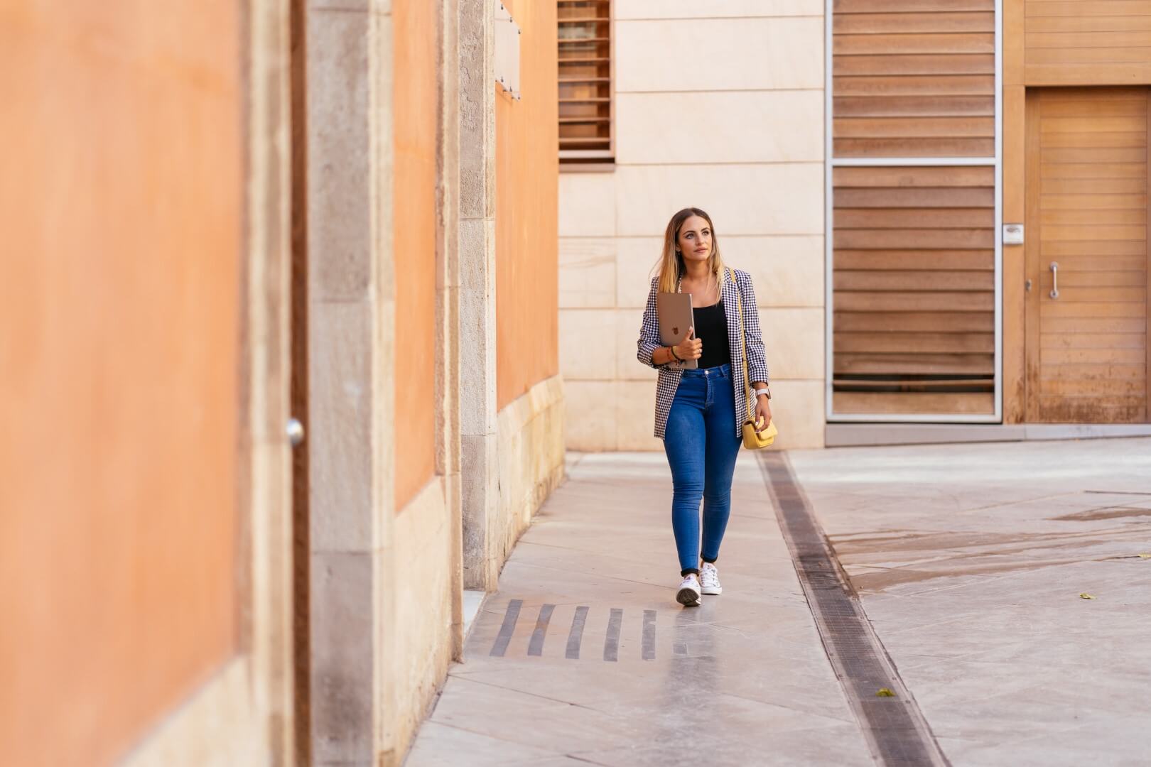 Asesoría para autónomos en Granada. Mujer autónoma caminando por la calle.