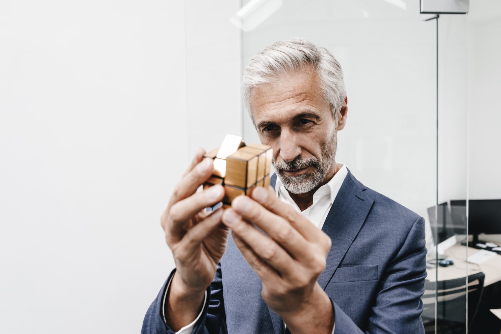 ¿Qué es un Holding? Hombre sosteniendo un Cubo de Rubik (Metáfora de un Holding)